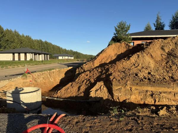 Завершаем строительство водопровода и газовой сети